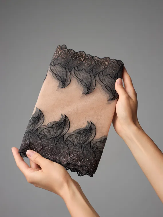 05-176 ОПТ Вышивка на неэл. сетке 25 см, бежевый 775 /черный 170 /золото