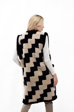 Женский удлинённый жилет из овчины, выполненный из кусочков меха