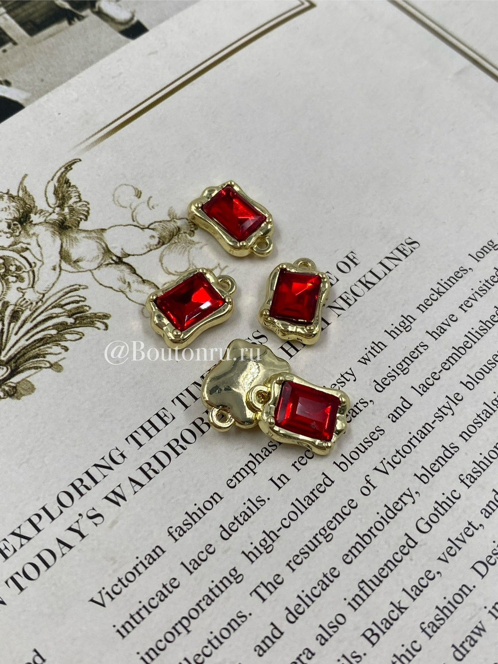 Подвеска красный квадратный страз в золотистом обрамлении