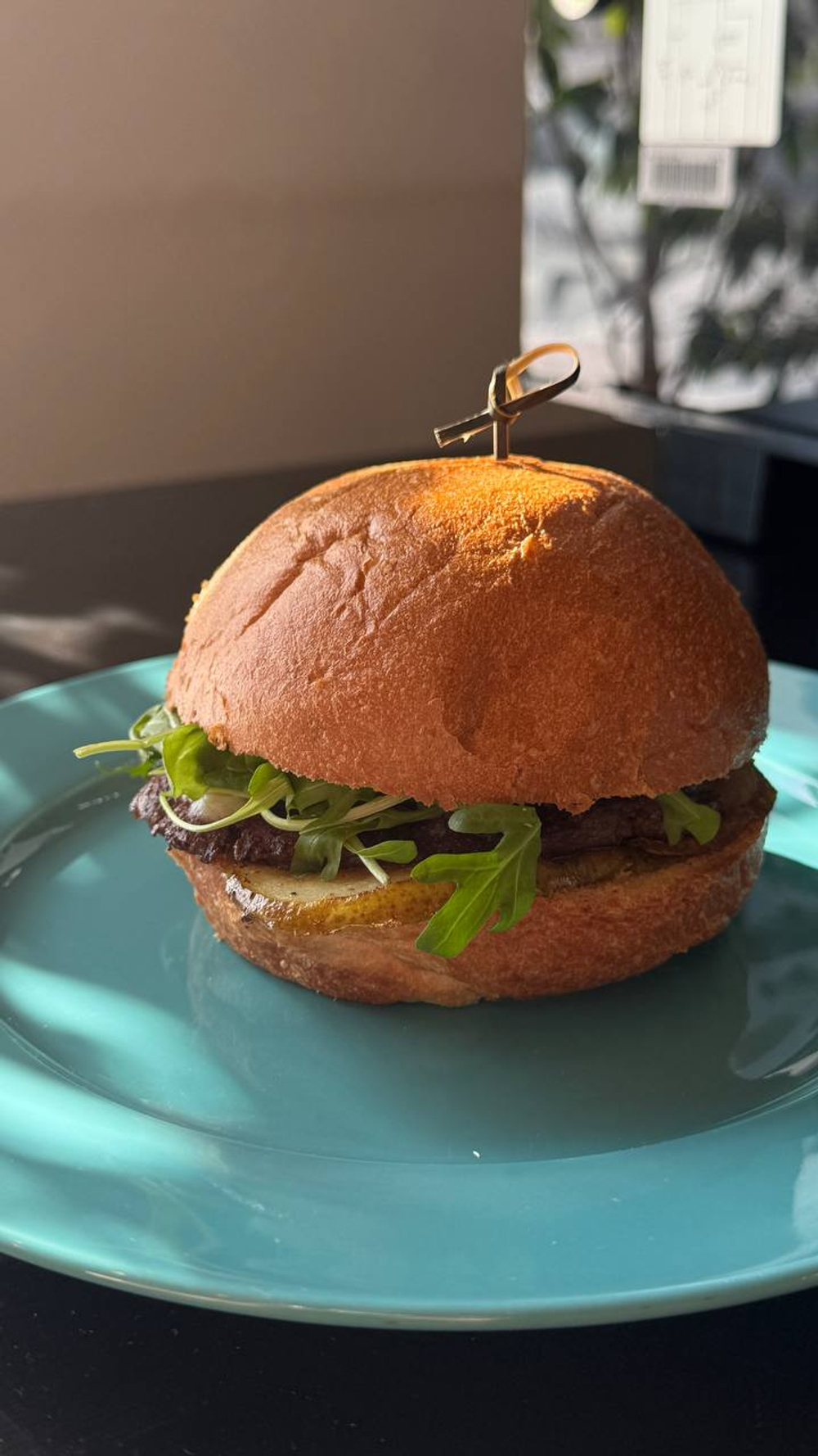 Котлета в булке(бургер) с грушей и горгонзолой