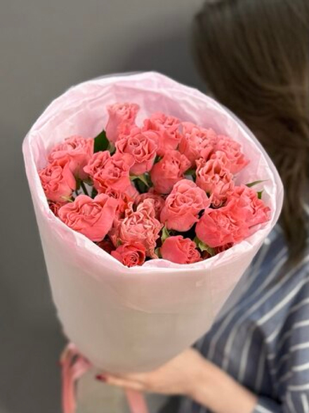 Букет из 5 розовых кустовых роз "Валентина"