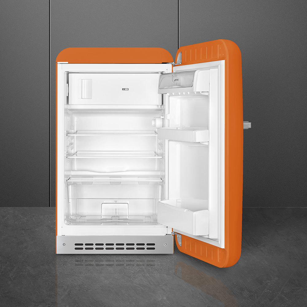 Мини холодильник с морозилкой Smeg FAB10ROR5 внутри