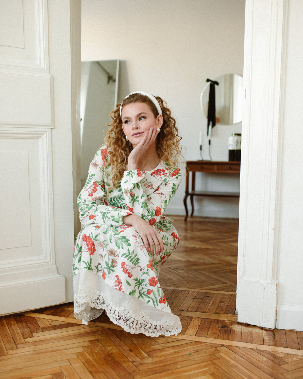 Платье белое с кружевом