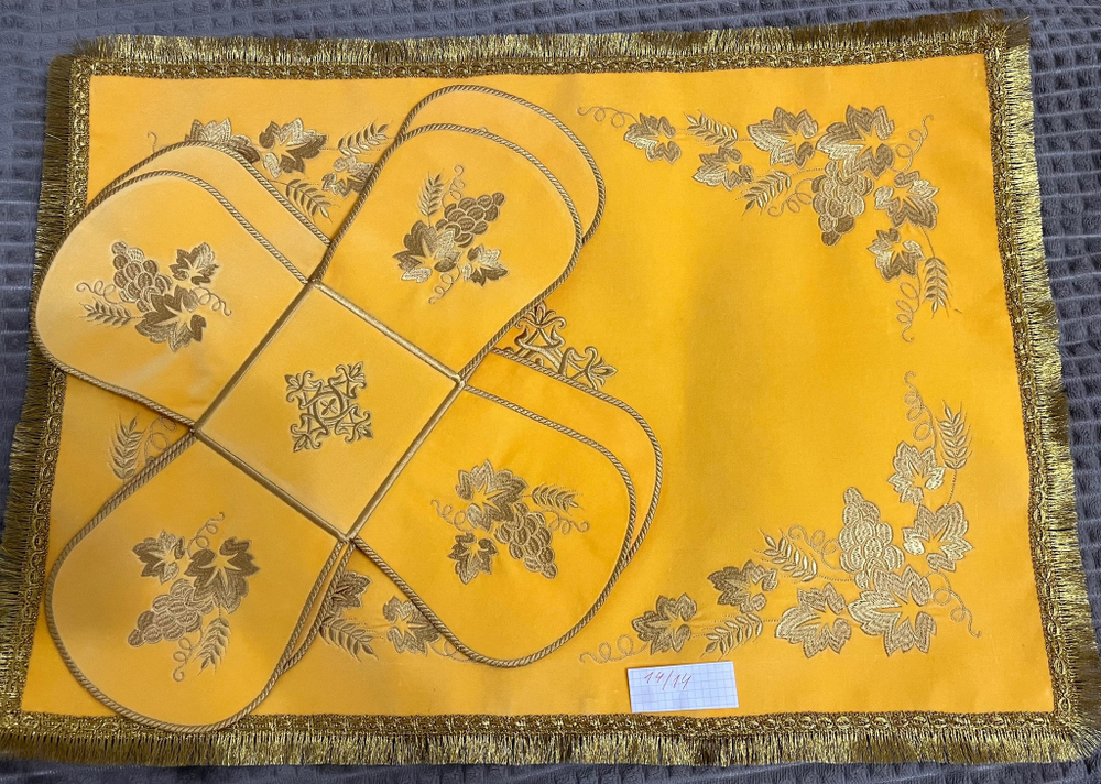Бархатные покровцы с вышивкой жёлтые
