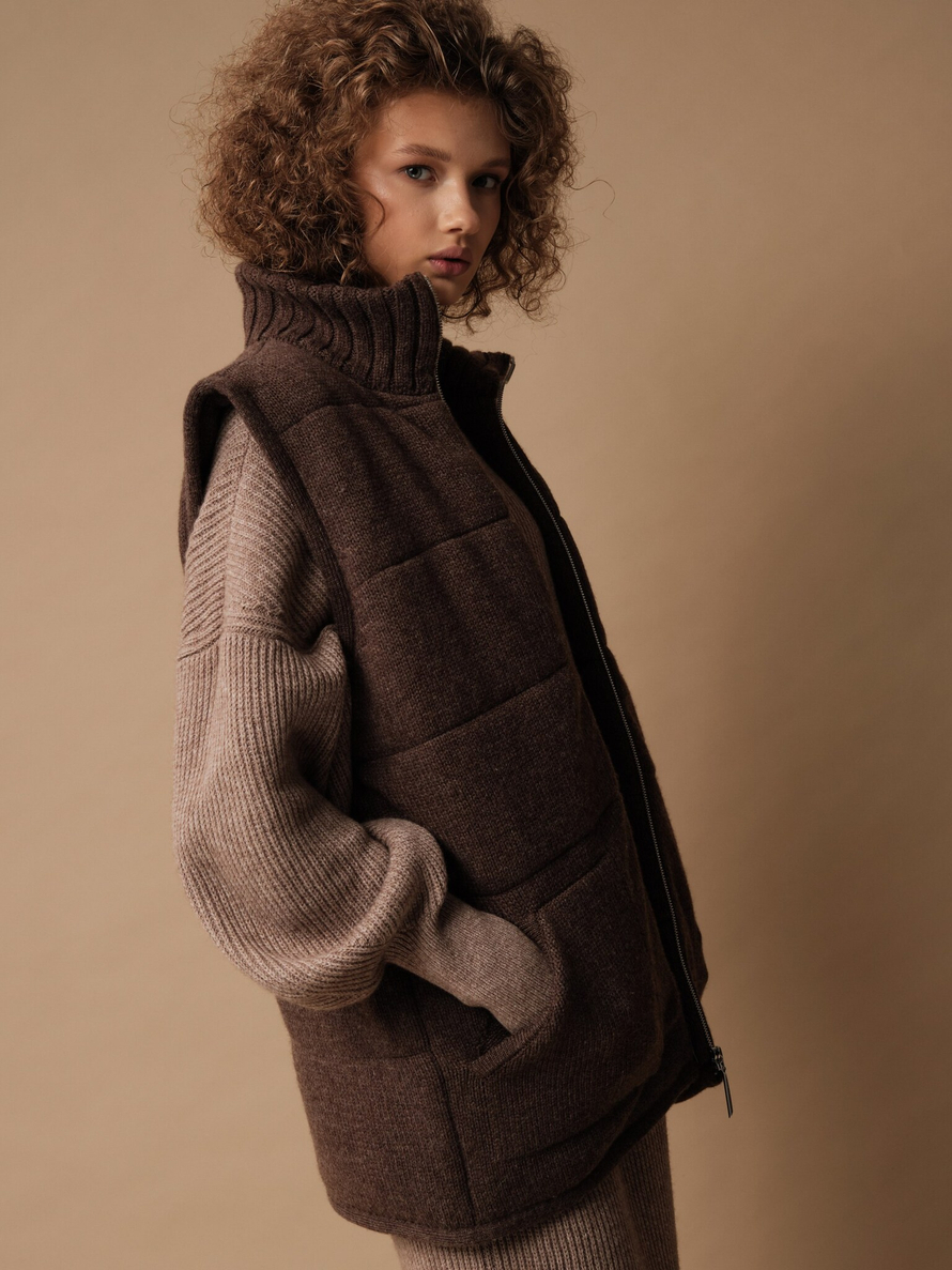 V0442-8100 Жилет шоколадный dbr