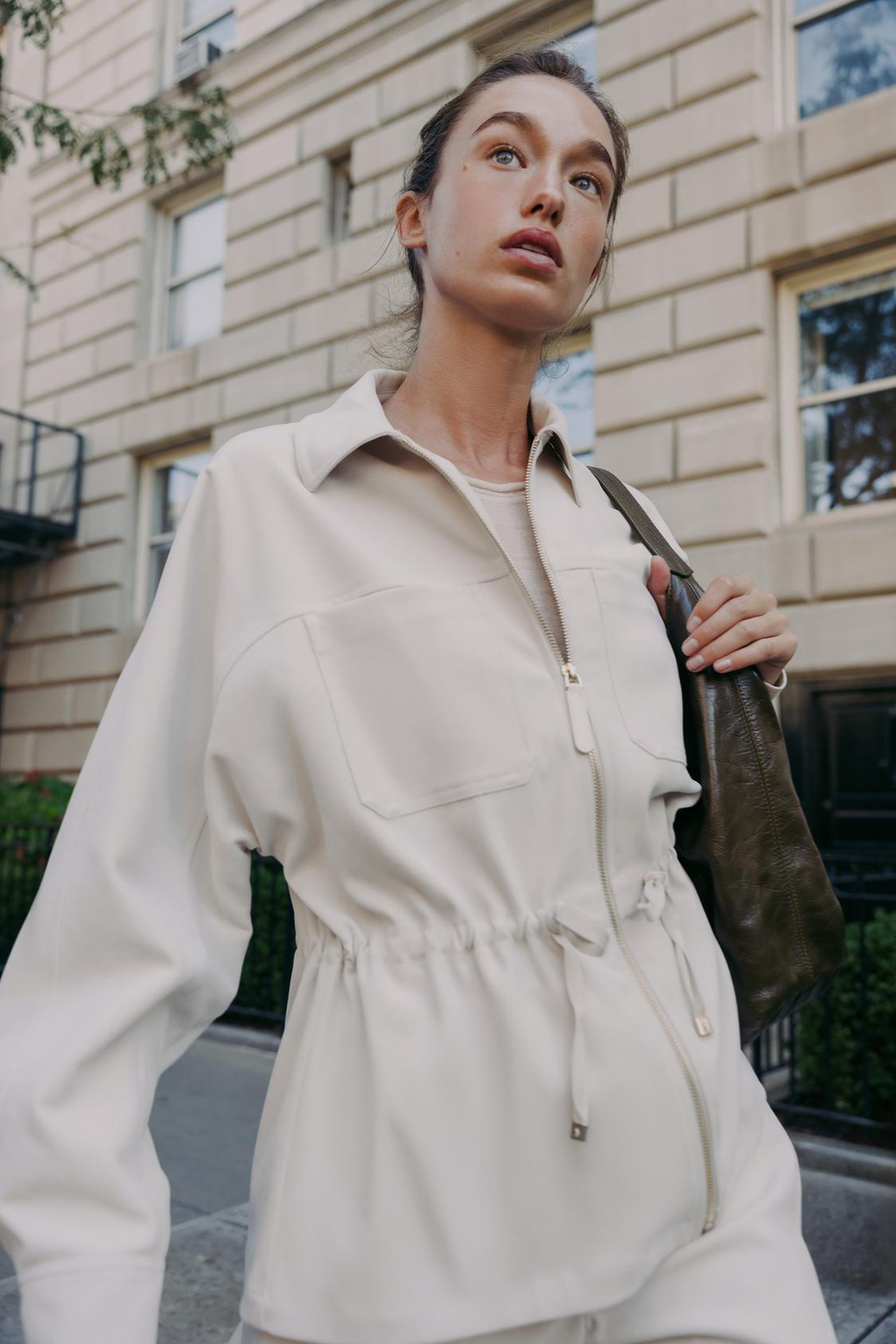 ZARA КУРТКА С КАРМАНАМИ И РЕГУЛИРУЕМОЙ ТАЛИЕЙ, ЭКРЮ