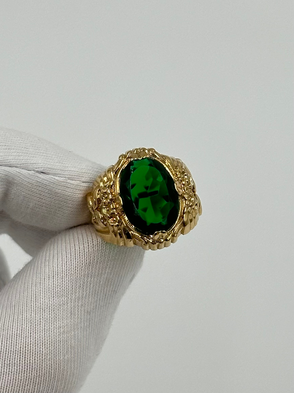 Кольцо с зелёным кристаллом