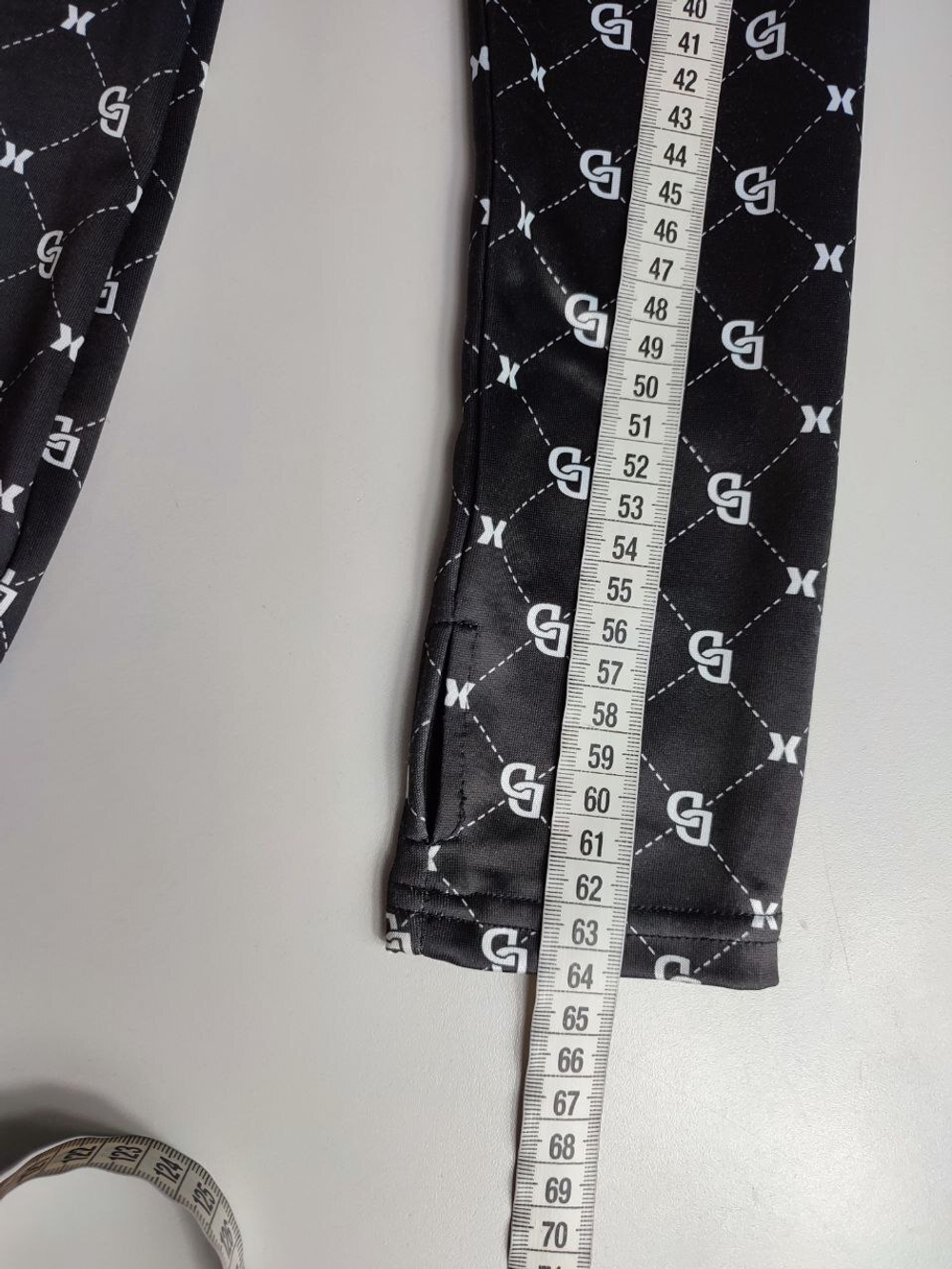 Платье H&M с монограммами по фигуре 40 размер