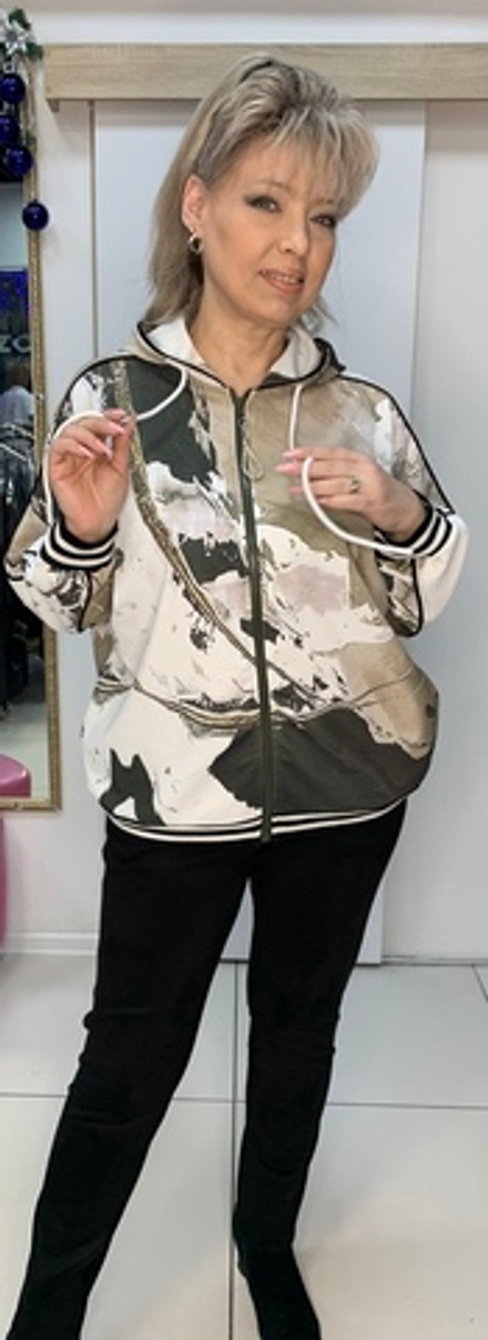 Светлый трикотажный жакет-бомбер с капюшоном