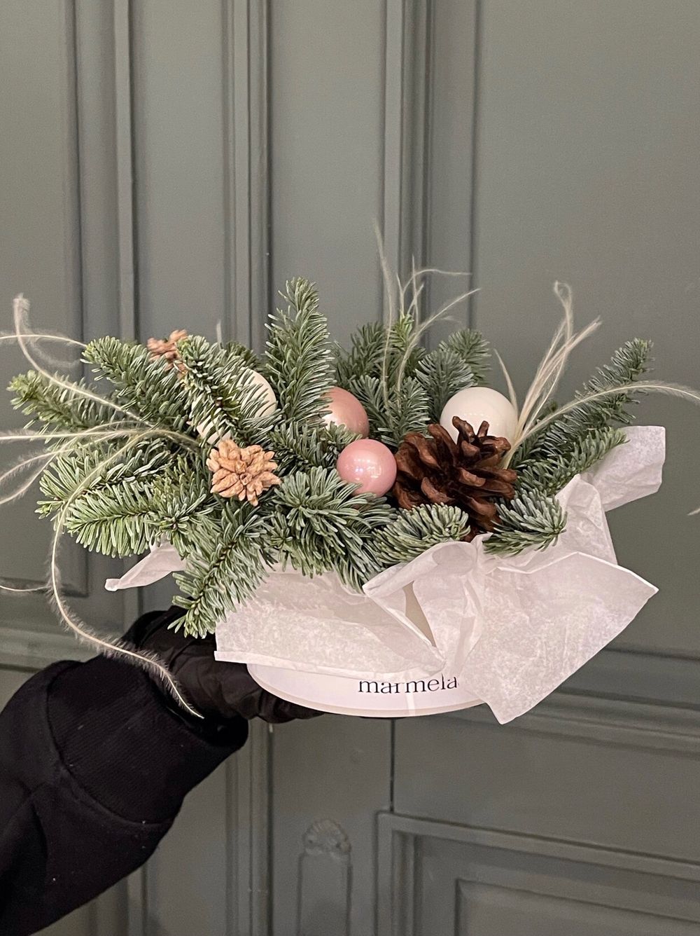 Композиция из нобилиса, ёлочных игрушек с сухоцветами