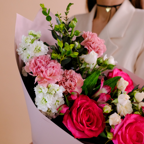 Купить Яркий букет с малиновыми розами #971