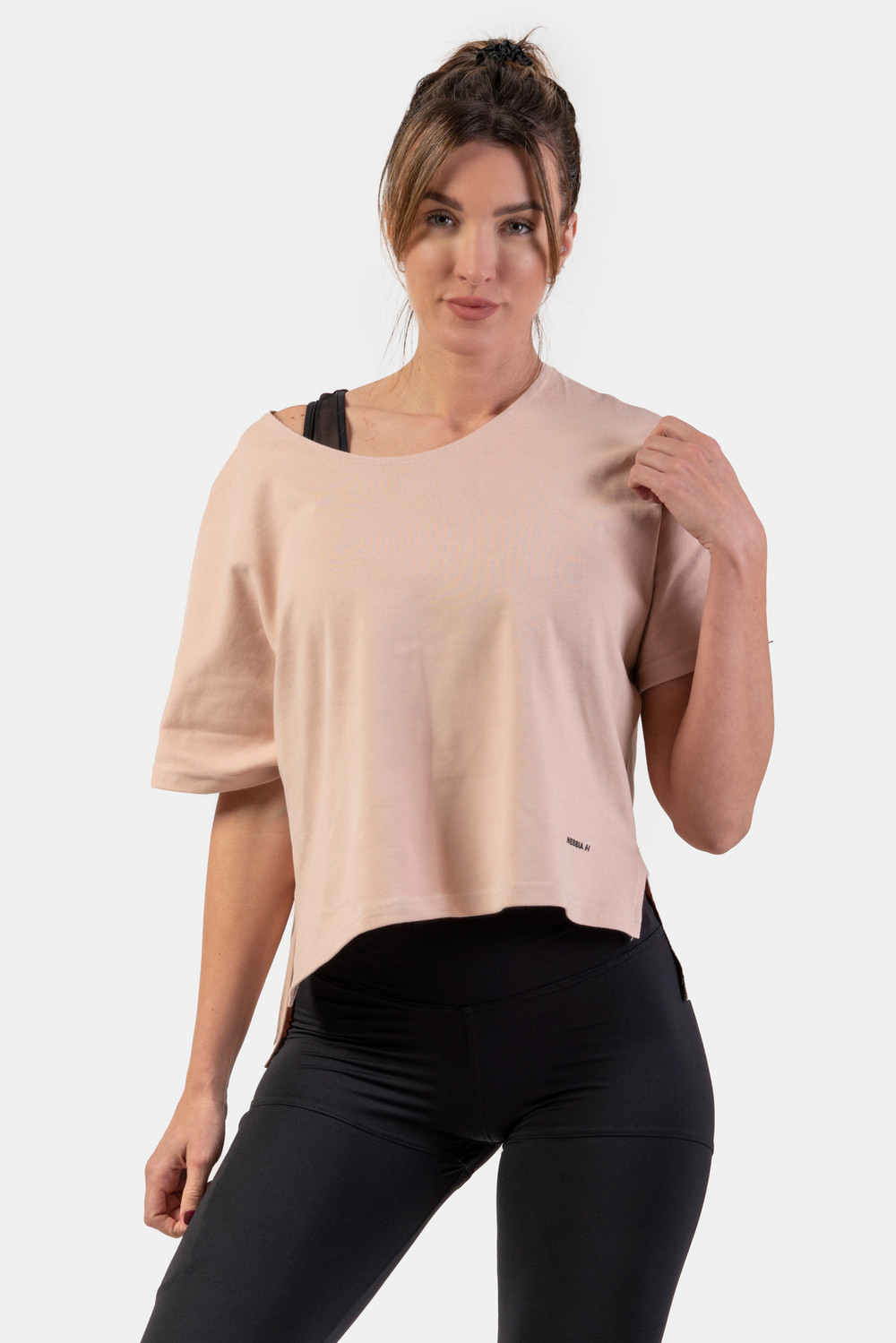 Женская укороченная футболка Nebbia 417 Loose Fit “The Minimalist” Crop Top Salmon