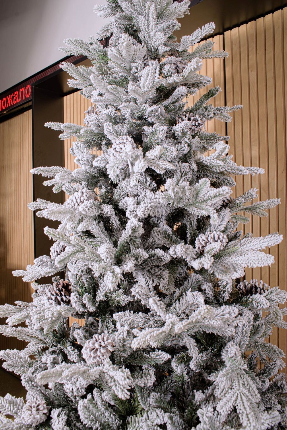 Заснеженная елка с гирляндой встроенной и шишками «Saint Paul» Сейнт Пол (Литая+пвх) 270 см / 2,7 м