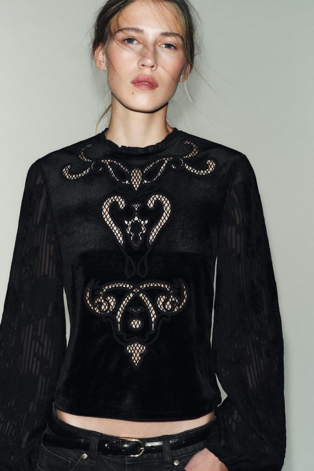 ZARA БАРХАТНЫЙ ТОП С ВЫШИВКОЙ, ЧЕРНЫЙ