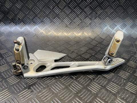 Подножки водителя и пассажира с кронштейном левые Suzuki GSR400 (GK7DA)