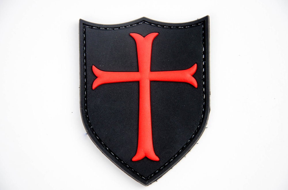 Шеврон Crusader (Крестоносец) PVC. Чёрный с красным крестом