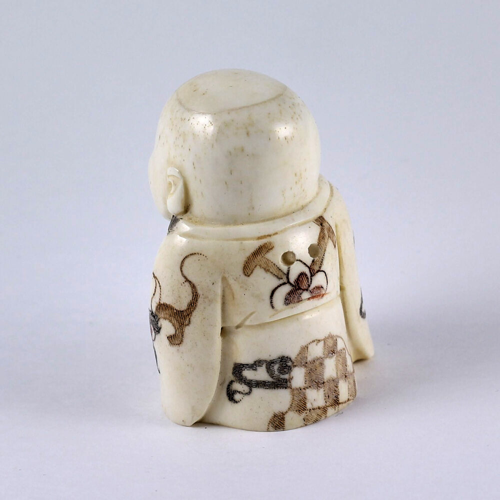 Нэцкэ Веселый мальчик Карако в кимоно