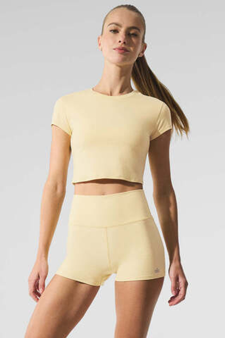 Alo yoga Alosoft Crop Finesse топ с коротким рукавом, цвет сливочного масла