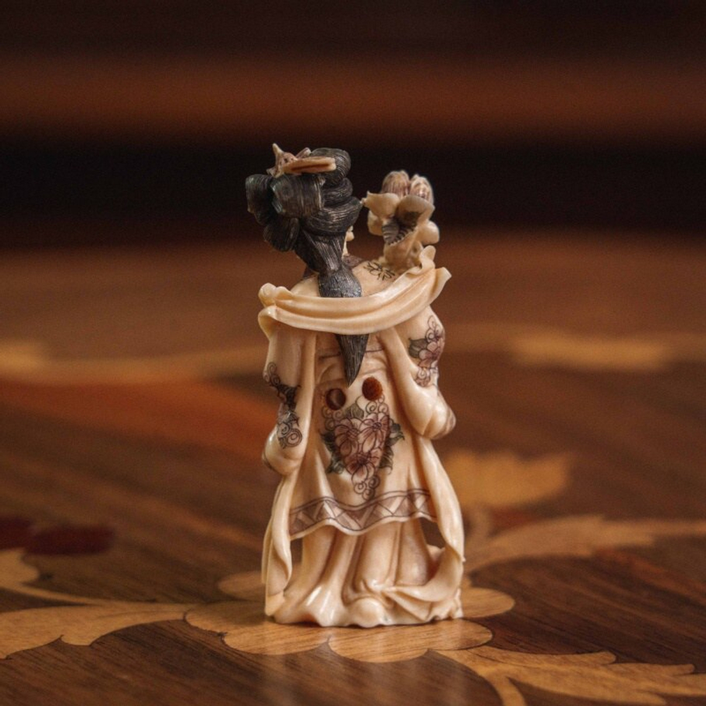 НЭЦКЭ «Императрица с цветком пиона»