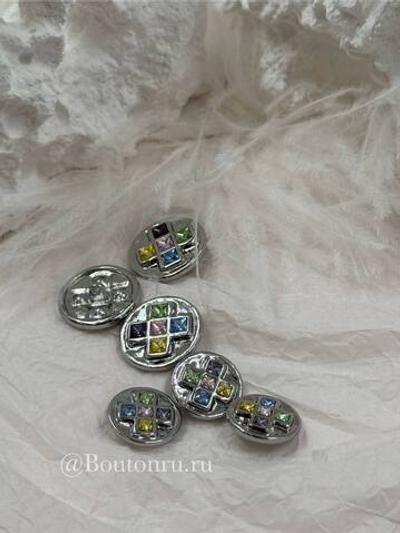 Пуговицы серебристые с квадратными деталями и разноцветными камнями стразами