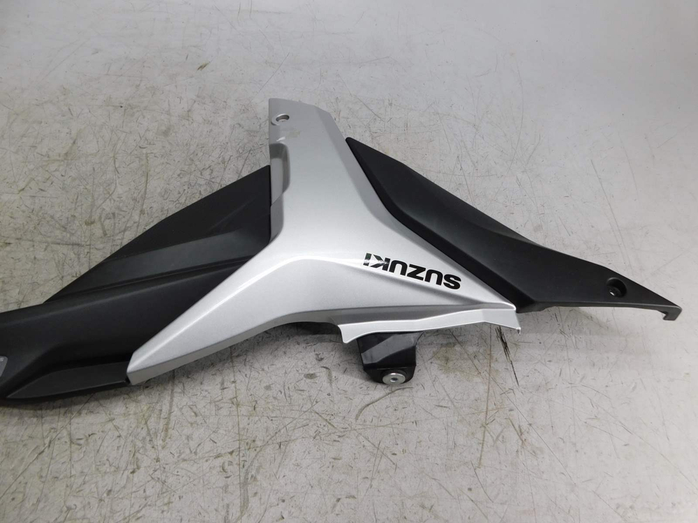 пластик боковой правый Suzuki Gixxer 150 47111-34J