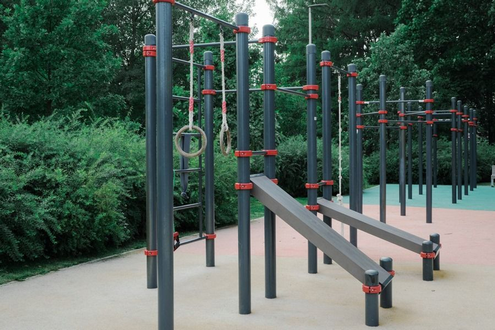 Воркаут-комплекс: канат, кольца, шведская стенка, 3 турника, брусья и наклонная скамья