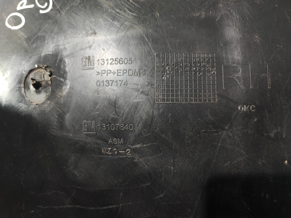 Подкрылок передний правый Opel Astra H Новый Оригинал 13125605