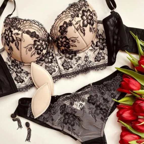 Вышивка на сетке телесная/черная (правая) 18 см