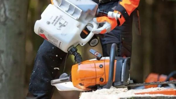 Правила безопасности при заправке бензопилы и бензоинструмента