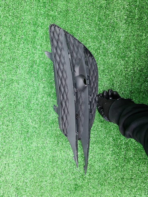 Решетка бампера правая Mercedes V w447 (14-нв) AMG