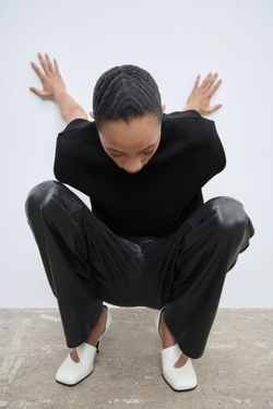 ZARA ОДНОТОННЫЙ ТРИКОТАЖНЫЙ ТОП С ВОРОТНИКОМ-СТОЙКОЙ, ЧЕРНЫЙ