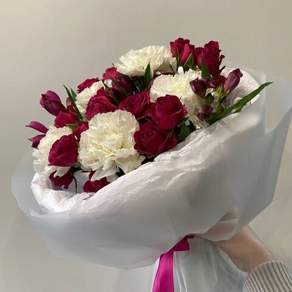 Букет с яркими альстромериями