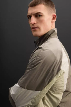 ZARA КУРТКА В СТИЛЕ КОЛОР-БЛОК ИЗ ВЫСОКОТЕХНОЛОГИЧНОЙ ТКАНИ, ПЕСОЧНЫЙ