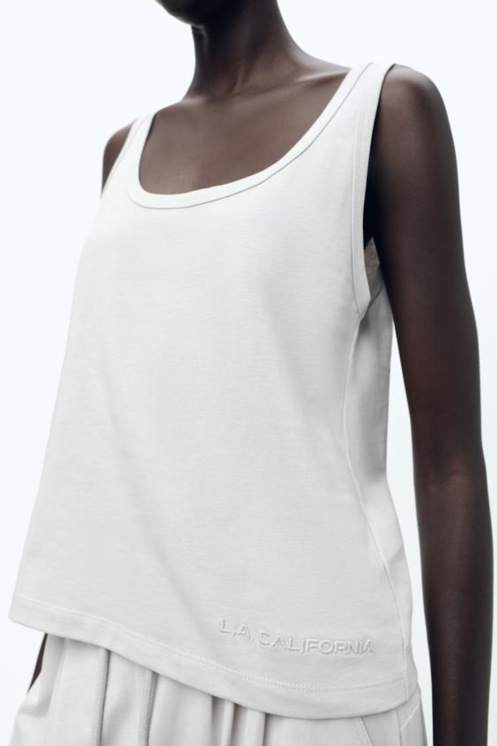 ZARA ТОП В МИНИМАЛИСТСКОМ СТИЛЕ С НАДПИСЬЮ, СВЕТЛО-СЕРЫЙ