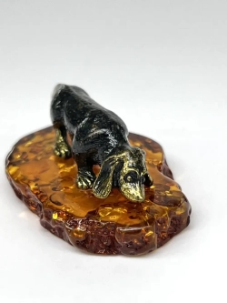 Бронзовая статуэтка на янтаре