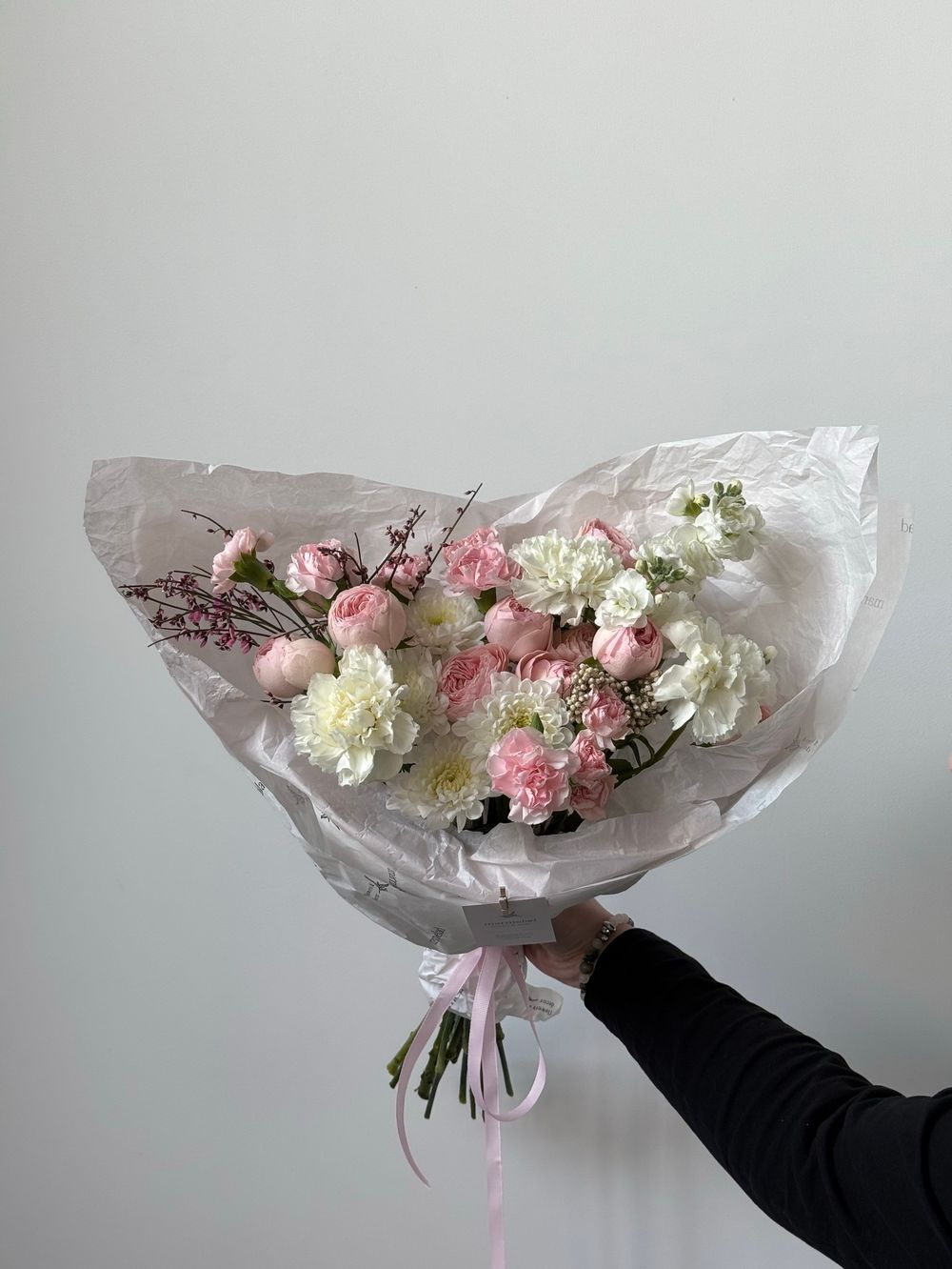 Букет сборный из генисты, кустовых пионовидных роз, кустовых диантусов и хризантемы