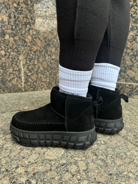 Низкие черные угги на тракторной подошве