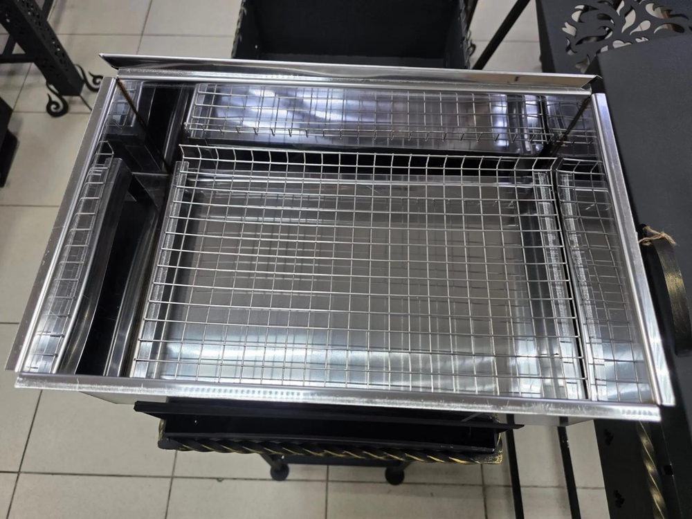 Коптильня из нержавеющей стали 250х400х150 с задвижной крышкой  Компактная и удобная коптильня для домашнего горячего копчения 🔥 Данная модель выполнена из нержавеющей стали толщиной 0,8 мм и отличается от классических вариантов своей конструкцией. Здесь предусмотрен один ярус, а крышка сделана задвижной, а не домиком, как у многих других моделей.  Размер 250х400х150 мм делает эту коптильню отличным вариантом для тех, кто ищет аккуратную, практичную и удобную модель для дома, дачи или отдыха на природе. Она не занимает много места, проста в использовании и хорошо подходит для приготовления небольших порций копченых продуктов.  Характеристики: размер: 250х400х150 мм материал: нержавеющая сталь толщина стали: 0,8 мм конструкция: 1 ярус крышка: задвижная назначение: горячее копчение Преимущества модели: изготовлена из нержавеющей стали компактная и удобная форма один ярус для размещения продуктов задвижная крышка подходит для дома, дачи и отдыха удобна для приготовления небольших объемов продуктов  В такой коптильне удобно готовить:  рыбу 🐟 мясо 🍖 курицу сало колбаски сыр  Эта модель подойдет тем, кто ищет простую и надежную коптильню из нержавейки, с удобной конструкцией и без лишних деталей. За счет компактного размера ее удобно хранить, перевозить и использовать в нужный момент.  Почему выбирают нас: работаем ежедневно график: 10:00–19:00 более 6 лет опыта более 1000 положительных отзывов более 250 отзывов на Авито Оплата: наличные QR-код банковская карта расчетный счет Доставка: по Казани отправка в другие города надежная упаковка  📍 Адрес: г. Казань, ул. Академика Завойского, 21  📩 Пишите в сообщения — подскажем по наличию и ответим на вопросы.  Если вы ищете, где купить коптильню из нержавеющей стали, обратите внимание на компактную модель размером 250х400х150 мм. Такая коптильня отлично подходит для горячего копчения рыбы, мяса, курицы, сала и других продуктов в домашних условиях или на даче. Коптильня из нержавейки удобна в уходе, практична в использовании и занимает минимум места. Благодаря задвижной крышке и компактной конструкции модель подойдет тем, кому нужна надежная домашняя коптильня для небольших объемов приготовления.  Коптильня из нержавеющей стали, коптильня из нержавейки, купить коптильню, домашняя коптильня, коптильня для дачи, коптильня для рыбы, коптильня для мяса, коптильня горячего копчения, компактная коптильня, коптильня 250х400х150, коптильня с задвижной крышкой, коптильня из стали 0.8 мм.