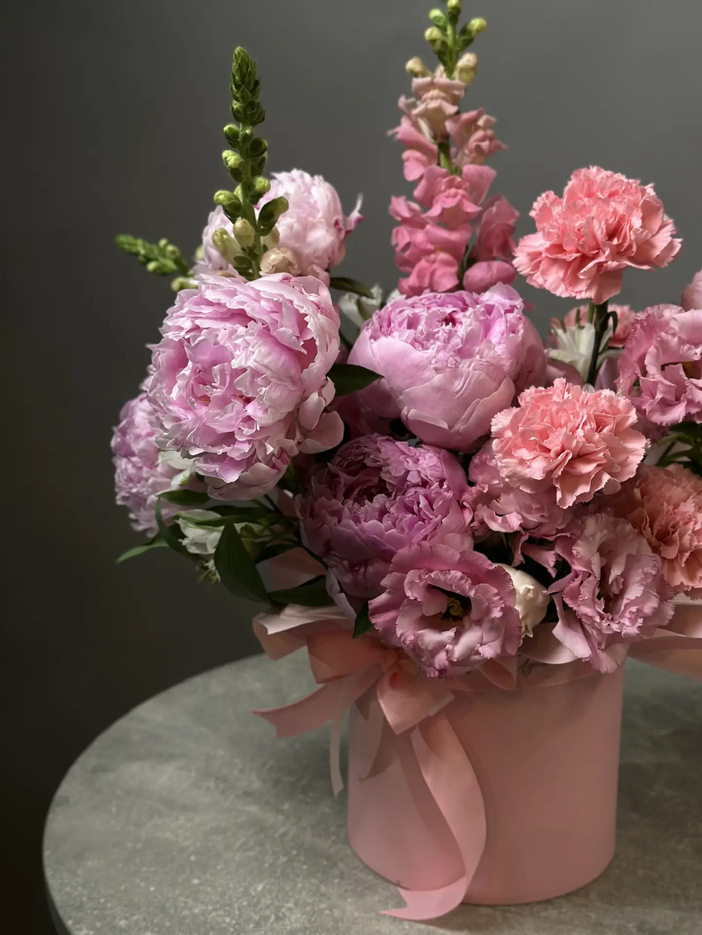 Цветы в коробке «Нежный сюрприз»