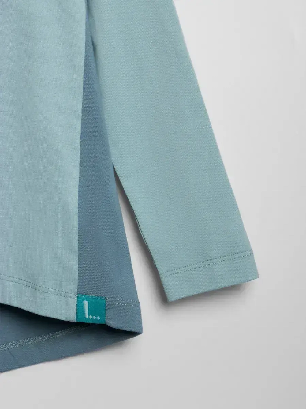 Зеленый костюм для девочки на осень