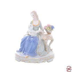 Статуэтка Royal Classics Девушка с собачкой 25 см