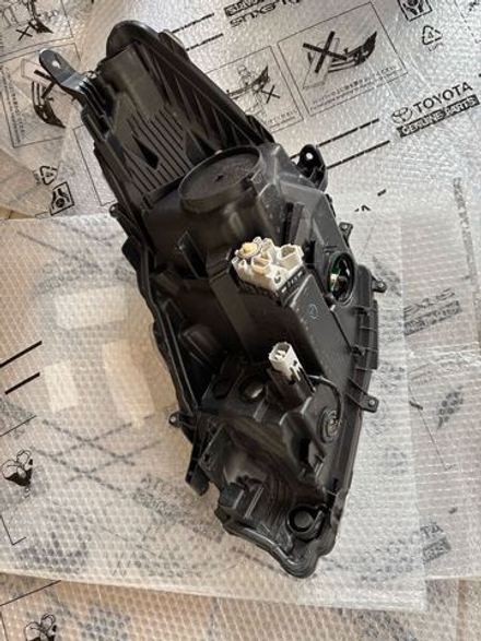 фара правая Toyota Vitz NSP130 135