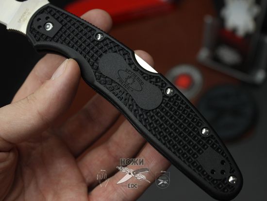 Складной нож Spyderco Police 4 C07PBK4 c клинком из стали VG-10, рукоять FRN