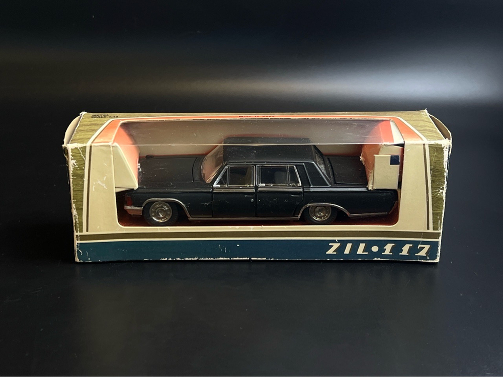 Модель автомобиля ЗИЛ-117 в родной коробке в масштабе 1:43, композитный материал, Саратовский завод "Тантал", СССР, 1982-1987 гг.