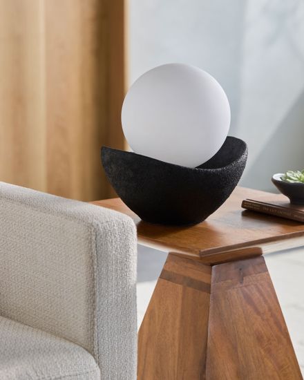 Чёрная настольная лампа “Мейперл”