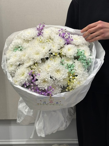 Букет из хризантемы и гипсофилы в радужном оттенке