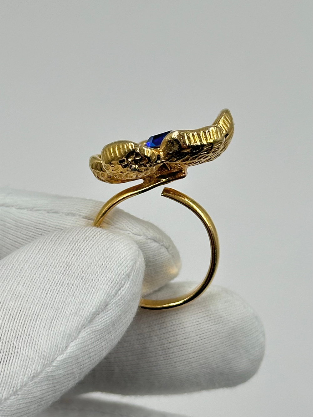 Кольцо Цветок с синим кристаллом