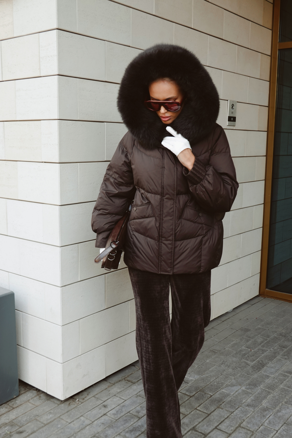 Пуховик средней длины с капюшоном