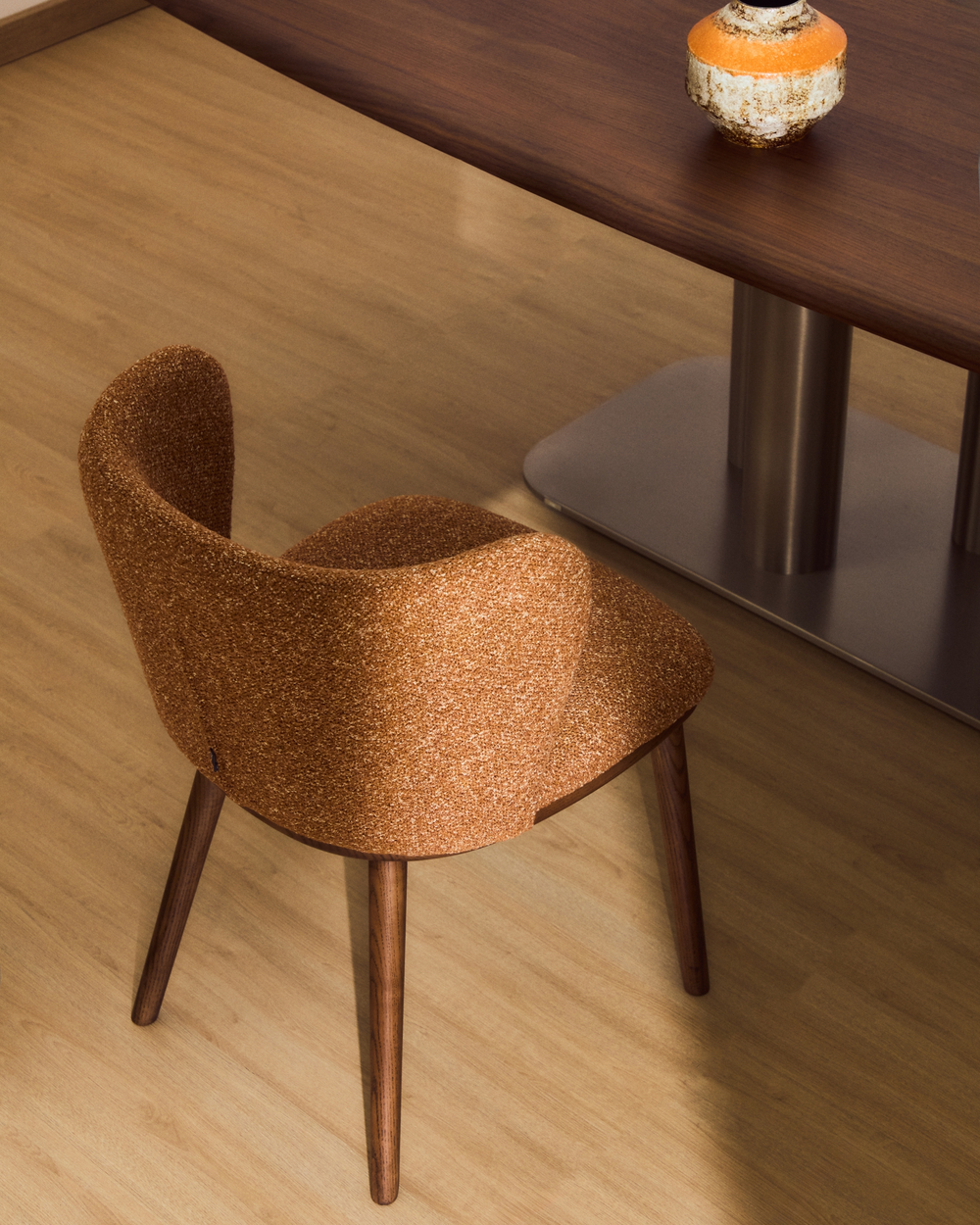 Стул Ciselia из терракотового шенилла с ножками из ясеня в отделке орех