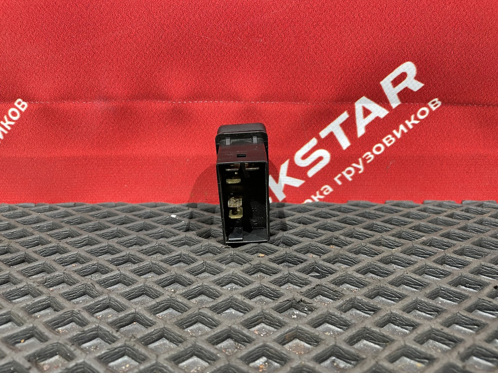 Кнопка освещения за кабиной